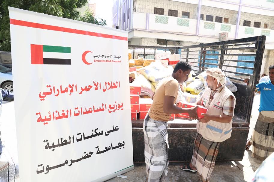 Photo of الهلال الأحمر الإماراتي يقدم مساعدات غذائية على عدد من السكنات الطلابية بساحل حضرموت :