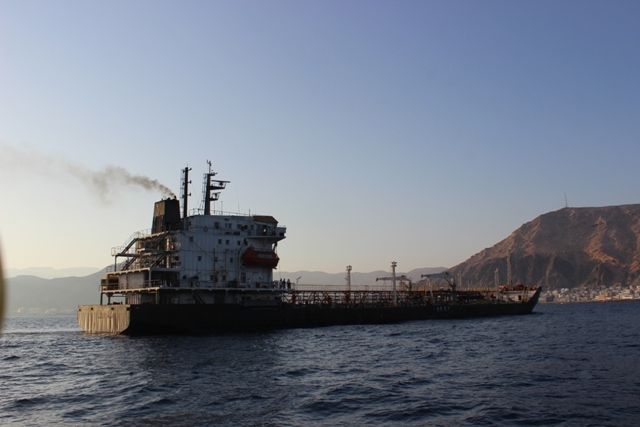 Photo of مصافي عدن تستأنف تصدير المازوت والبترول إلى ميناء المكلا بعد انقطاع دام عام ونصف :