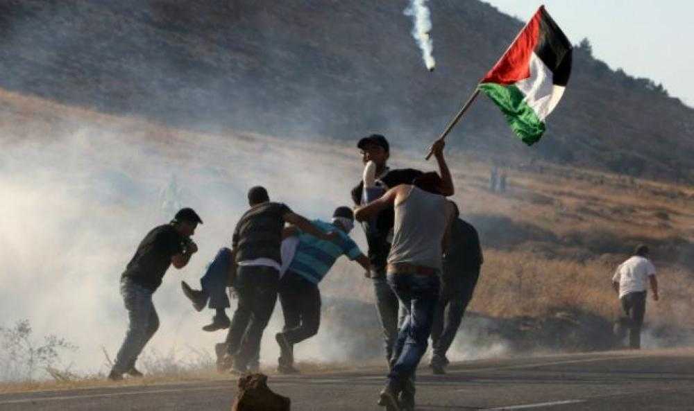 Photo of عشرات الفلسطينيين يشتبكون مع الجيش الإسرائيلي