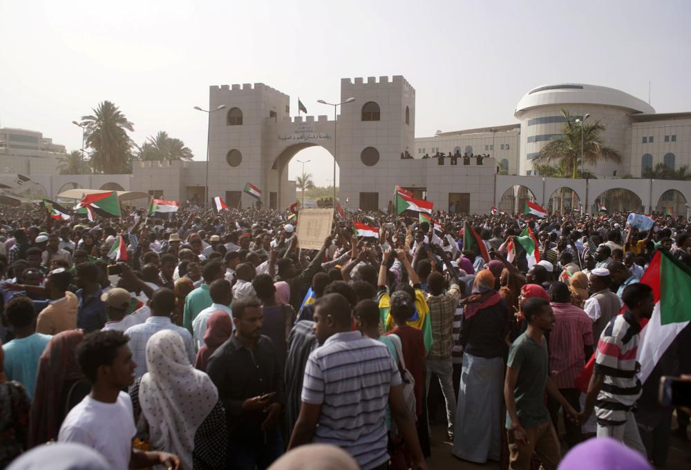 Photo of السودانيون يترقبون بيان الجيش.. تكهنات واحتفالات وحذر